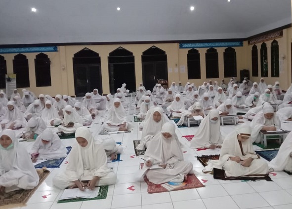 Santriwati Mengikuti Pengajian Kitab di Mesjid