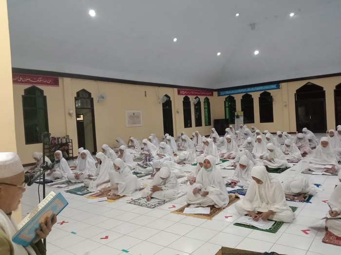 Santriwati Mengikuti Pengajian Kitab di Mesjid