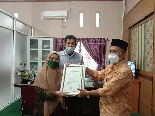 Menerima Penghargaan dari Kemenkes RI