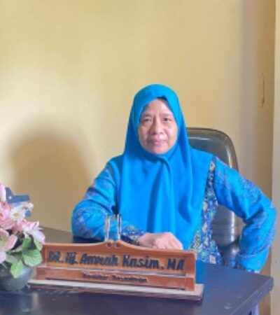 Dr. Hj. Amrah Kasim, MA.
