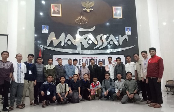 Foto bersama Peserta Pelatihan dengan Pemateri, Dr. Adian Husaini di Baruga Anging Mammiri. (foto: ist/dokpribadi)