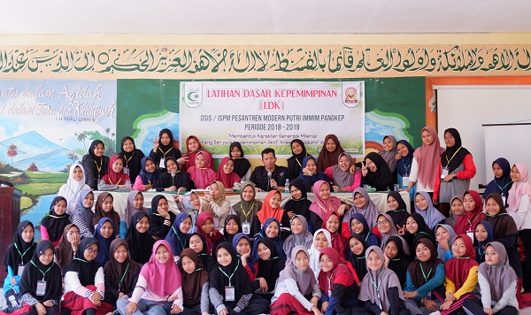 Muhammad Farid Wajdi (duduk di tengah), usai mempraktekkan Hypno-Learning dalam Latihan Dasar Kepemimpinan bagi Siswi/Santriwati Ponpes Modern Putri IMMIM Pangkep. (foto: ist/dokpribadi)