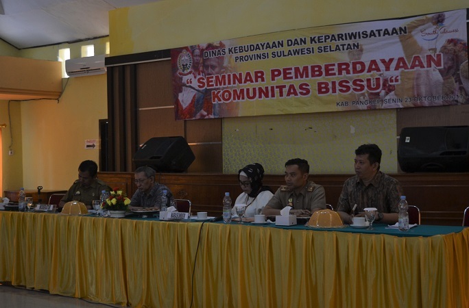 Muhammad Farid Wajdi (Pertama dari kanan), Pemateri dalam Seminar Budaya - Pemberdayaan Komunitas Bissu di Mattampa, Pangkep. (foto: ist/blogguru)