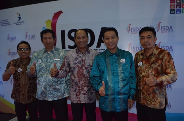 Foto bersama dengan Dirut PT. Semen Tonasa (tengah), Ferry (Sekper), Ilyas (Senior Manager PKBL) dan Enos (Kasie BL). (foto: ist/dokpribadi)