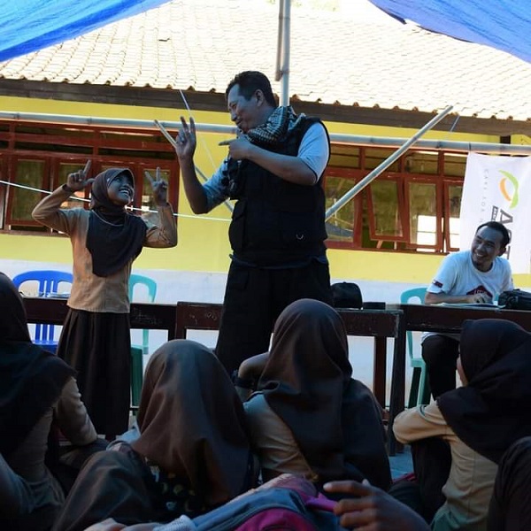 Muhammad Farid Wajdi, saat menjadi relawan pendidikan di desa Obel-obel, NTB paska gempa bumi. (foto: ist/dokpribadi)
