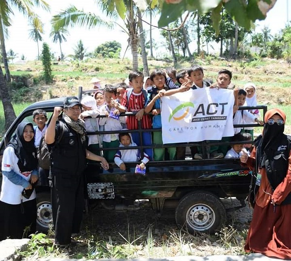 Muhammad Farid Wajdi, saat terlibat dalam memberikan dukungan psikososial bagi korban gempa bumi di Lombok, NTB. (foto: ist/dokpribadi)