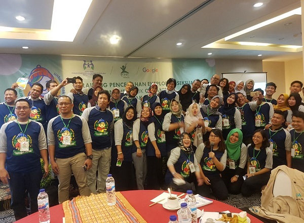 Foto bersama Peserta Training Pencegahan Eksploitasi Seksual Anak Secara Online di Hotel Santika Makassar, 4-5 April 2018 (foto: ist/dokpribadi)