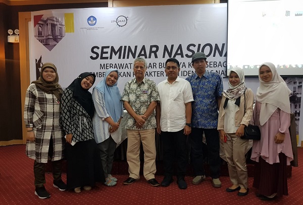 foto bersama dengan Narasumber usai Seminar Nasional Pelestarian Cagar Budaya di Hotel Singgasana, Makassar. (foto: ist/dokpribadi)