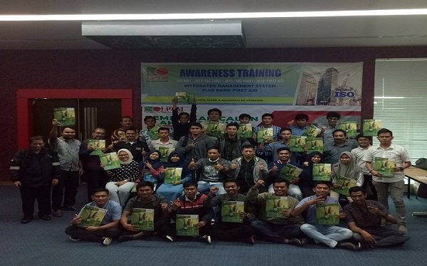 Foto bersama dengan Para Peserta Awareness Training, di Hotel Amaris Panakkukang. (foto: ist/dokpribadi)
