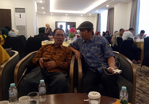 Bersama Prof Dr. Ahmad M. Sewang, Sejarawan/Guru Besar Sejarah Kebudayaan Islam (SKI) Universitas Islam Negeri (UIN) Alauddin Makassar. (foto: ist/dokpribadi)