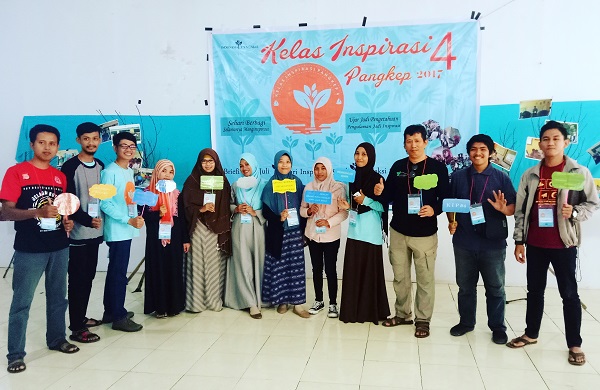 Muhammad Farid Wajdi (ketiga dari kanan), terlibat sebagai Relawan Kelas Inspirasi Pangkep. (foto: ist/dokpribadi)