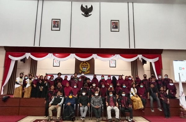Foto bersama Pengurus Relawan Pendidikan Indonesia. Muhammad Farid Wajdi duduk sebagai Pembina RPI. (foto: ist/blogguru)