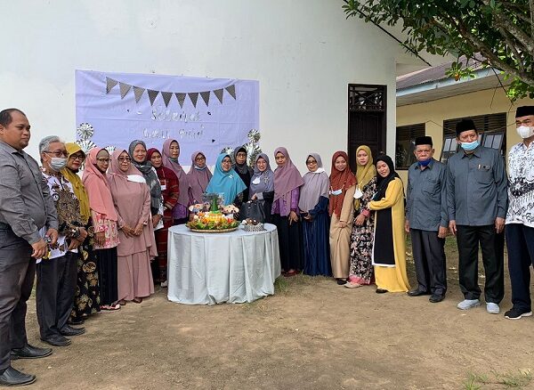 Syukuran Hari Guru Nasional di Ponpes Modern Putri IMMIM Pangkep usai Upacara. (foto: ist/dokpribadi)