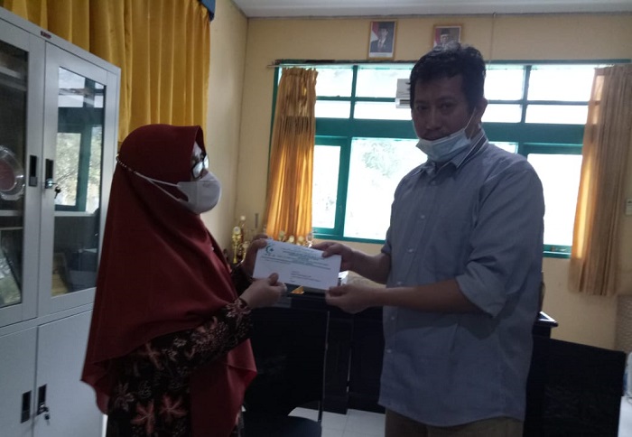 Menerima SK Pengurus YASDIC IMMIM Pangkep. (foto: ist/*)