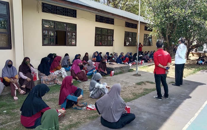 Sosialisasi Cuci Tangan Pakai Sabun (CTPS) dan Penyerahan Bantuan Perlengkapan Hygiene Pribadi dari Palang Merah Indonesia (PMI) Pangkep, 20 September 2020. 