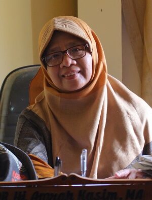 Dr. Hj. Amrah Kasim, MA.