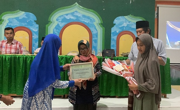 Ketua YASDIC IMMIM Pangkep, Dra Hj Sri Hajati Fachrul Islam memberikan penghargaan kepada Ibu Sahari sebagai "Guru Tangguh dan Inspiratif". (foto: ist/*)