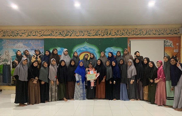 Santriwati Putri IMMIM Pangkep foto bersama dengan Ketua YASDIC IMMIM Pangkep, Dra Hj Sri Hajati Fachrul Islam dan Guru SDN 60 Buung, Ibu Sahari. (foto: ist/*)