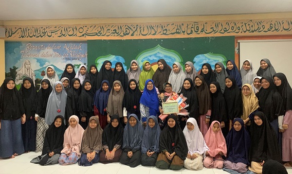 Santriwati Putri IMMIM Pangkep foto bersama dengan Ketua YASDIC IMMIM Pangkep, Dra Hj Sri Hajati Fachrul Islam dan Guru SDN 60 Buung, Ibu Sahari. (foto: ist/*)