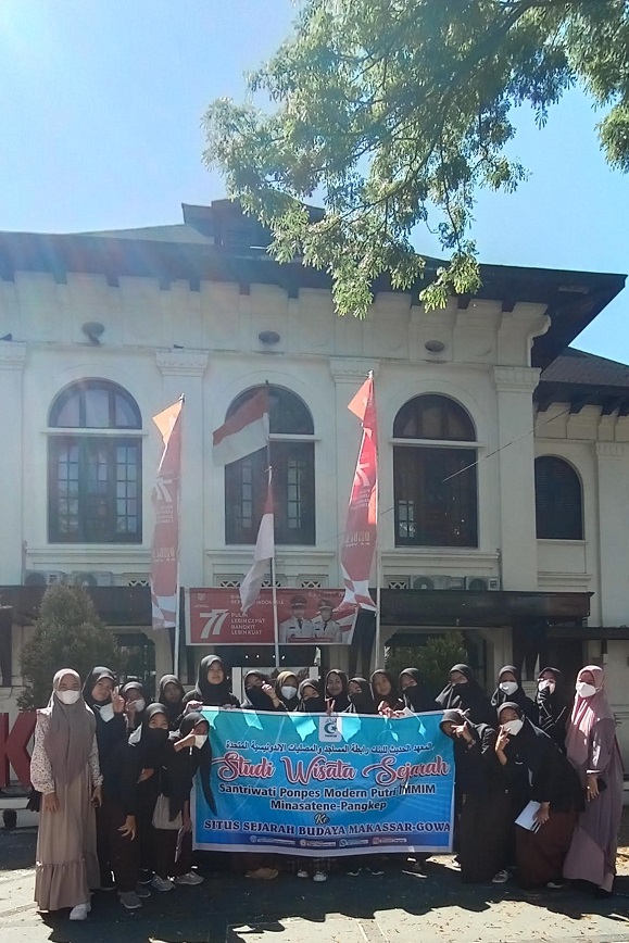 Foto bareng depan Museum Kota Makassar