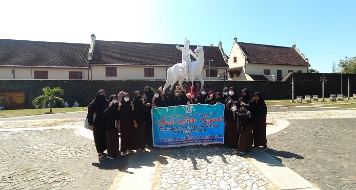 Foto Bareng depan Fort Rotterdam