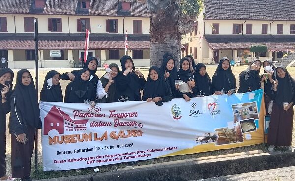 Foto bareng di dalam Kompleks Fort Rotterdam. (foto: ettaadil/*)