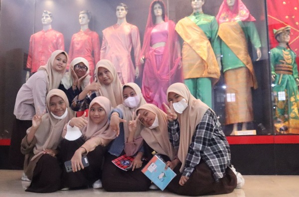 Santri Putri IMMIM belajar di Museum Kota Makassar. (foto: ist/*)