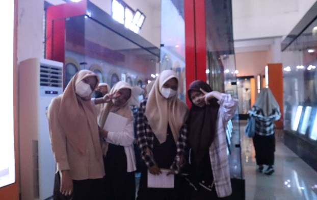 Santriwati Putri IMMIM di Museum Kota Makassar. (foto: ist/*)