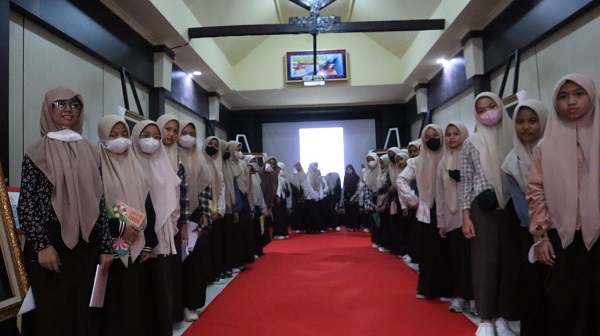 Santri Putri IMMIM belajar di Museum Kota Makassar. (foto: ist/*)