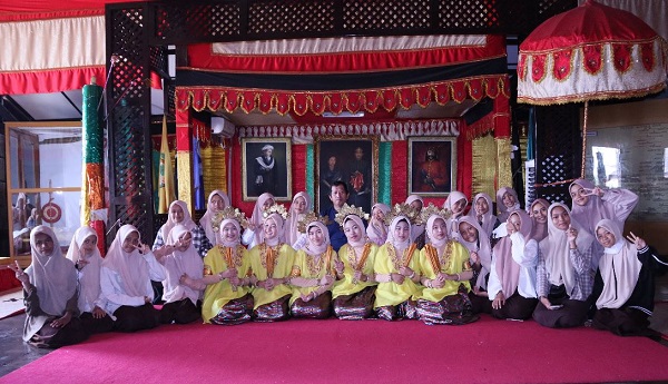 Santri Putri IMMIM di Museum Balla Lompoa, Gowa. (foto: ist/*)