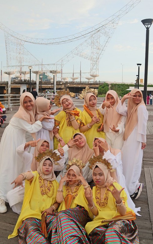 Santri Putri IMMIM di Kompleks Lego-lego, depan Mesjid 99 Kubah, CPI. (foto: ist/*)