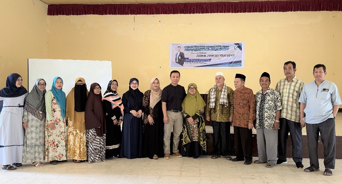 Para Guru dan Pembina Pesantren foto bersama dengan Ketua YASDIC IMMIM, Dra Hj Sri Hajati Fachrul Islam dan Pemateri, Kun Wahyu Wardana. (foto: ist/*)