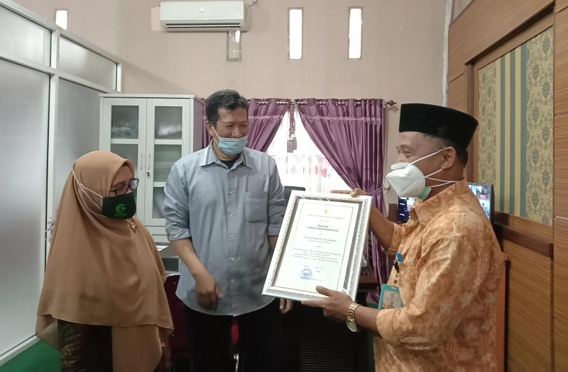 Ponpes Modern Putri IMMIM Minasatene-Pangkep terima Penghargaan dari Menkes RI, diserahkan oleh Kadis Kesehatan Pangkep, sebagai Lembaga Pendidikan yang Berperan Serta dalam Pengendalian Covid-19 atas penilaian kesehatan lingkungan dan ketaatan pada protokol kesehatan. (foto: ist/*)
