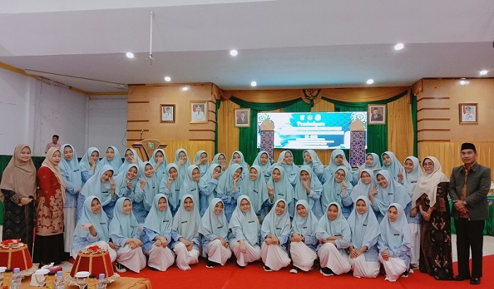 Tim Paduan Suara Mars MTQ dari Ponpes Modern Putri IMMIM Pangkep didampingi Dra Nurhudayah, Kepala Kepesantrenan Ponpes Modern Putri IMMIM dan Ust. Anwar, Kasie PD Pontren Kemenag Pangkep, Pengasuh, Fachriyani dan Widia Eka Utama. (foto: ist/*)