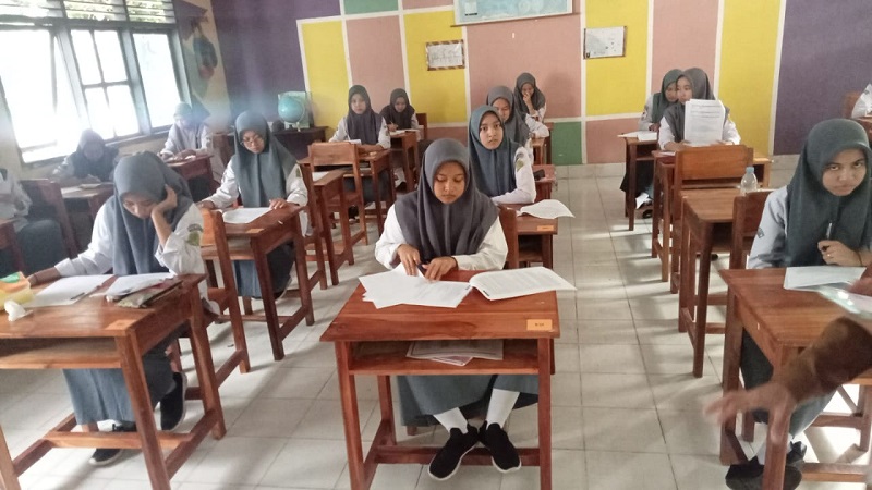 Santriwati Putri IMMIM sedang ujian akhir sekolah dalam keadaan berpuasa. (foto: ist/*)