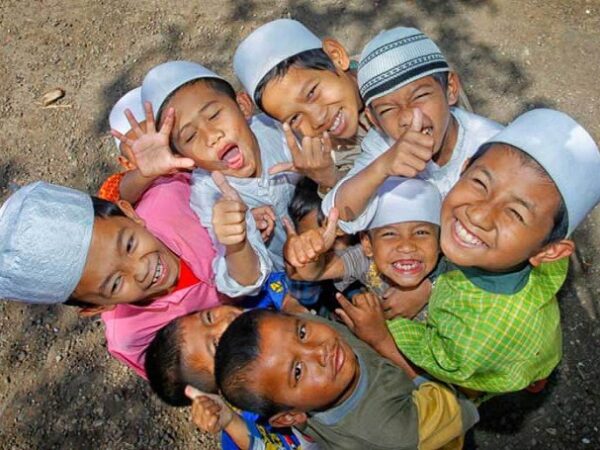 Berpahala mengusap kepala anak yatim