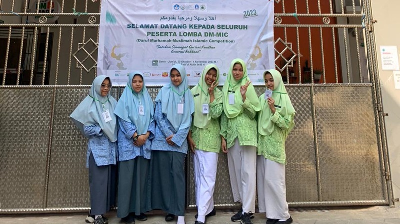 Santriwati Ponpes Modern Putri IMMIM Pangkep foto bersama usai mengikuti Lomba Dakwah 3 Bahasa. (foto: ist/*)
