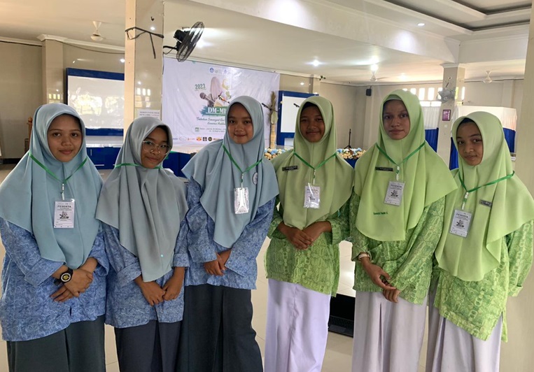 Santriwati Ponpes Modern Putri IMMIM Pangkep foto bersama usai mengikuti Lomba Dakwah 3 Bahasa. (foto: ist/*)