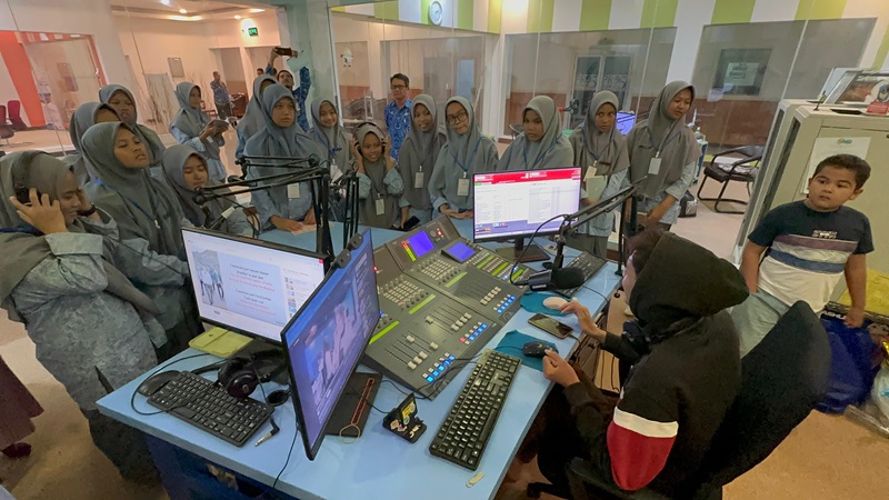 Santriwati Putri IMMIM saat menyambangi studio programa 2 RRI Makassar. (foto: ist/*)