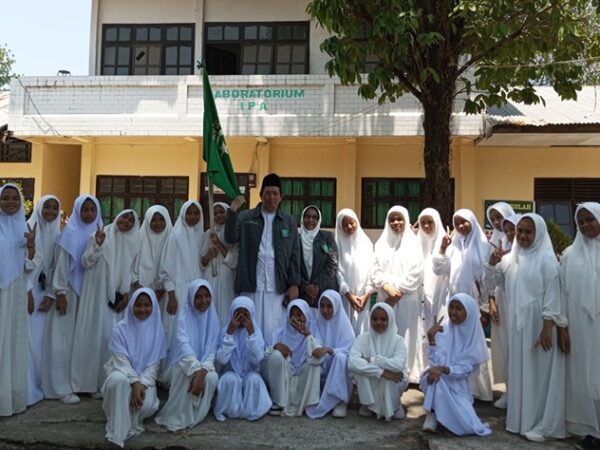 Bersama Santriwati Ponpes Modern Putri IMMIM Pangkep. (foto: ist/*)