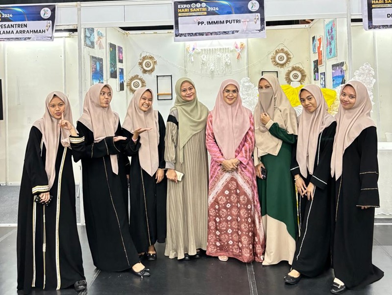 Santriwati Ponpes Modern Putri IMMIM dalam Santri Expo 2024. (foto: ist/*)