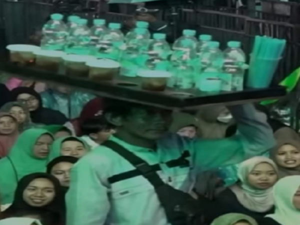 Viral Penjual Es Teh, Sunhaji dihina oleh Pendakwah diatas panggung. (foto: ist/*)