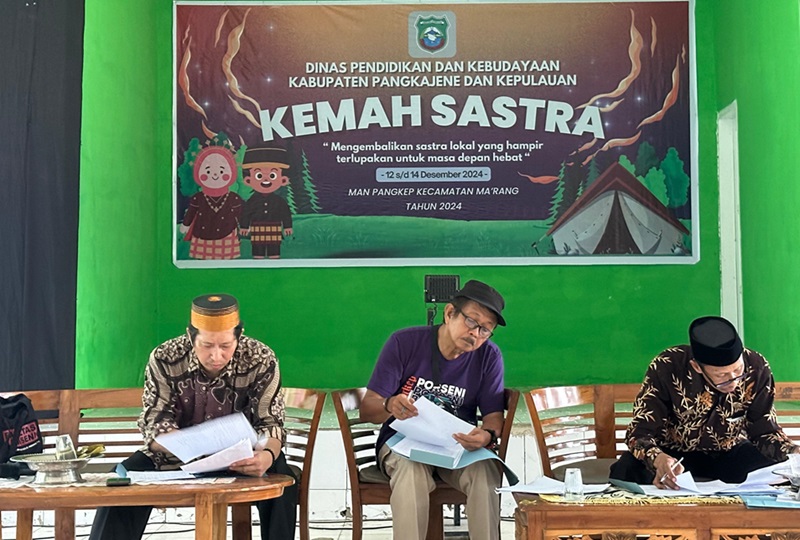 Tim Juri Kemah Sastra Daerah.. (foto: ist/*)
