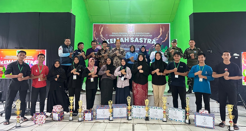 Menjadi Juri dalam Lomba-Lomba Kemah Sastra Daerah