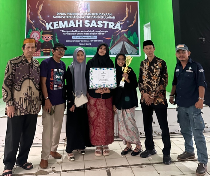 Foto bersama Juri dan Pemenang Lomba Penulisan Teks Aru/Osong. (foto: ist/*)
