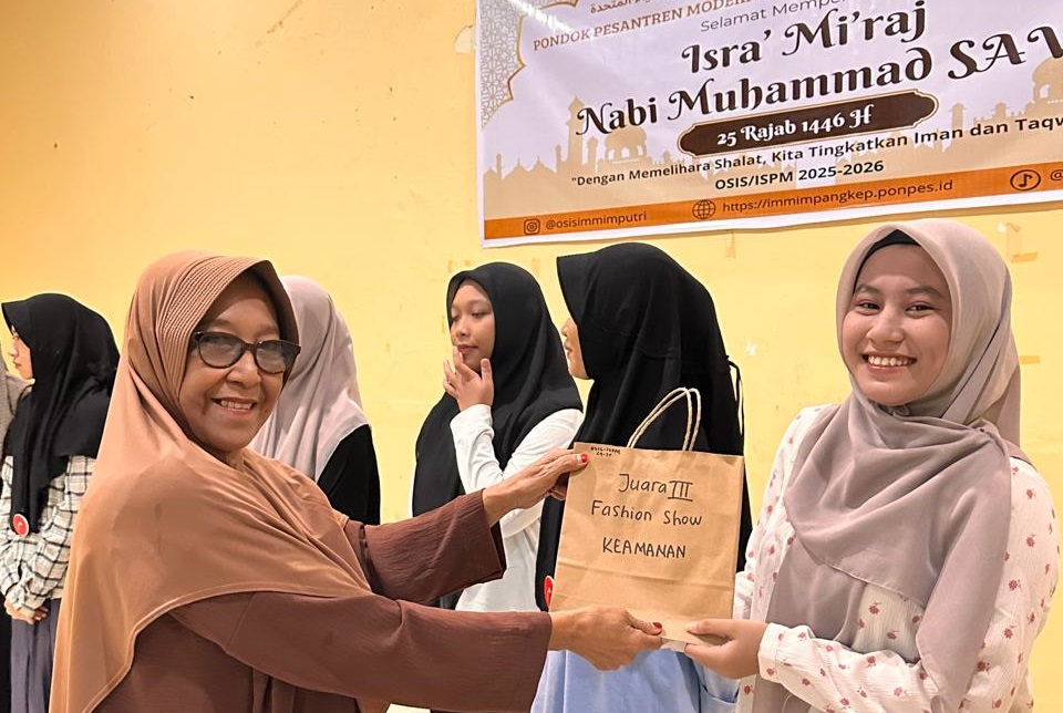 Penyerahan Hadiah Lomba Fashion Show Santriwati. (foto: ist/*)