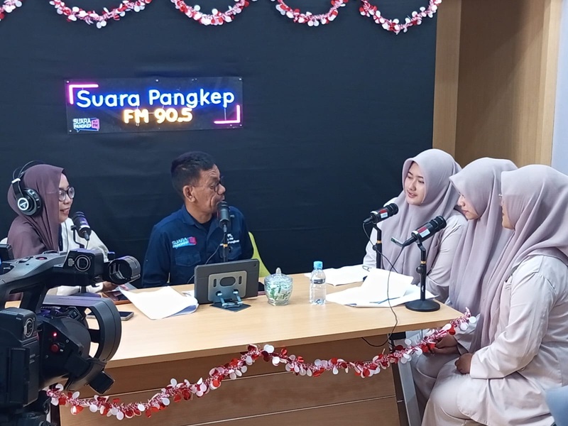 Tiga Santriwati Ponpes Modern Putri IMMIM Minasatene-Pangkep, Pemernang Lomba Debat Tingkat Provinsi Sulsel dalam Podcart Suara Pangkep 90,5 FM. (foto: ist/*)