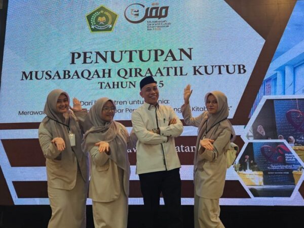 Tiga Santriwati Ponpes Modern Putri IMMIM Minasatene-Pangkep, Pemernang Lomba Debat Tingkat Provinsi Sulsel dalam Podcart Suara Pangkep 90,5 FM. (foto: ist/*)