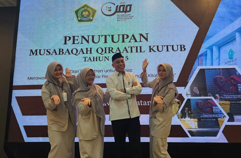 Tiga Santriwati Ponpes Modern Putri IMMIM Minasatene-Pangkep, Pemernang Lomba Debat Tingkat Provinsi Sulsel dalam Podcart Suara Pangkep 90,5 FM. (foto: ist/*)