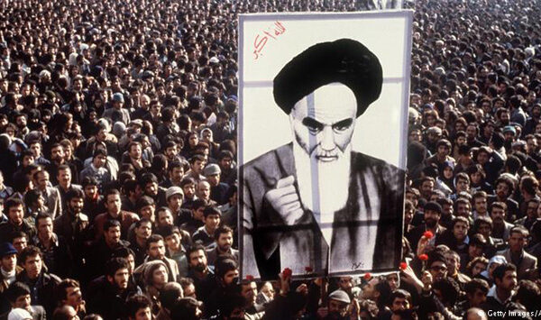 Warga 'Syiah' Iran dan Foto Imam Khomeini. (foto: ist/*)
